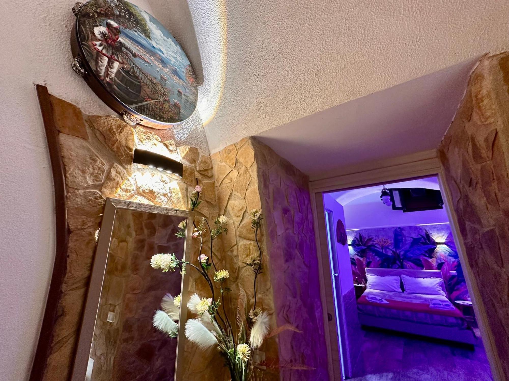 Window In The Stone Naples Hotel Exterior photo